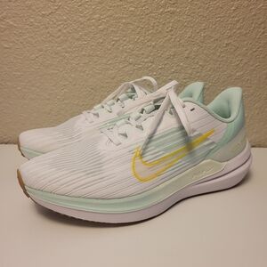 NWOB Nike Green & White Winflo 09 Road Running Shoe Size 9½